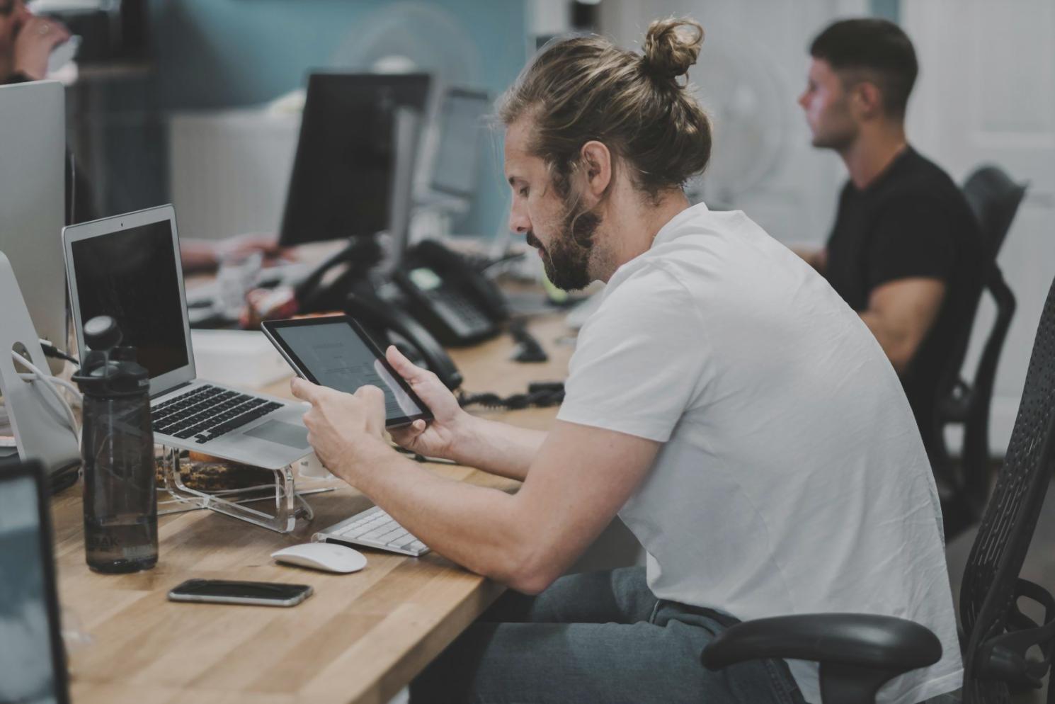 Geschäftsleute arbeiten an Finanzanalysen und strategischen Planungen