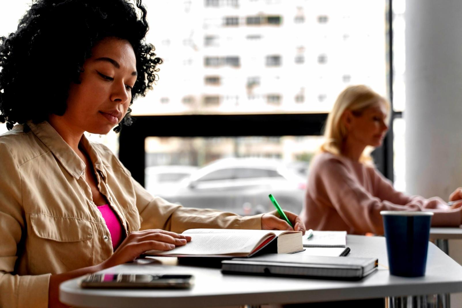 Professionelle Finanzberatung in modernem Büroumfeld
